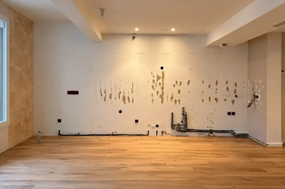 Mur de la cuisine avant travaux, marqué par l’ancienne installation